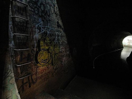 揭秘地下山洞：隐藏千年的神秘世界