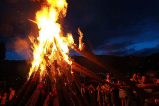 彝族火把节的古老传统：点燃希望，燃烧激情，共庆丰收之夜！