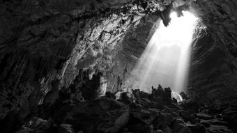 地下洞穴探险：探索未知的神秘世界